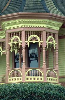 открытый викторианский эркер в дереве с резными полукруглыми арками